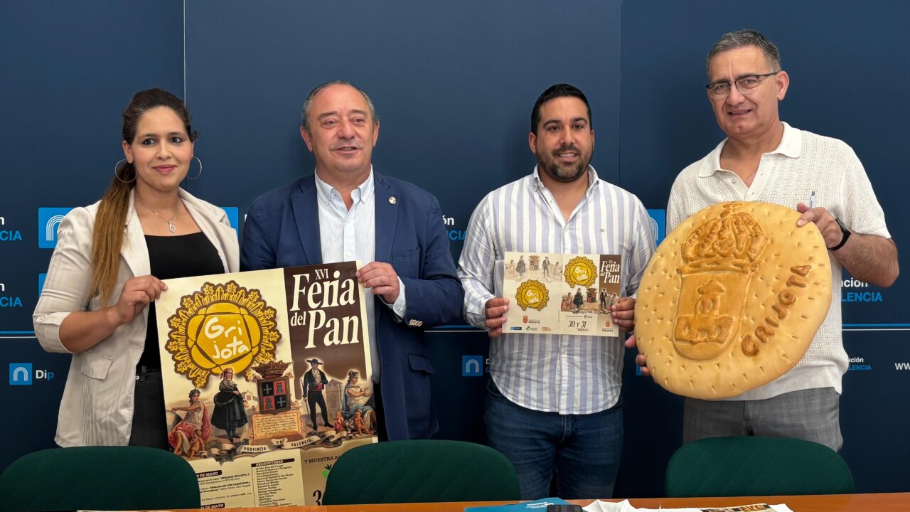 Personas sosteniendo carteles de la Feria del Pan en Grijota