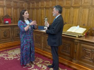La alcaldesa de Palencia entrega un obsequio al presidente de las Cortes.