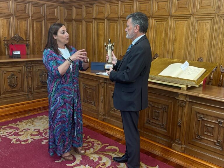 La alcaldesa de Palencia entrega un obsequio al presidente de las Cortes.