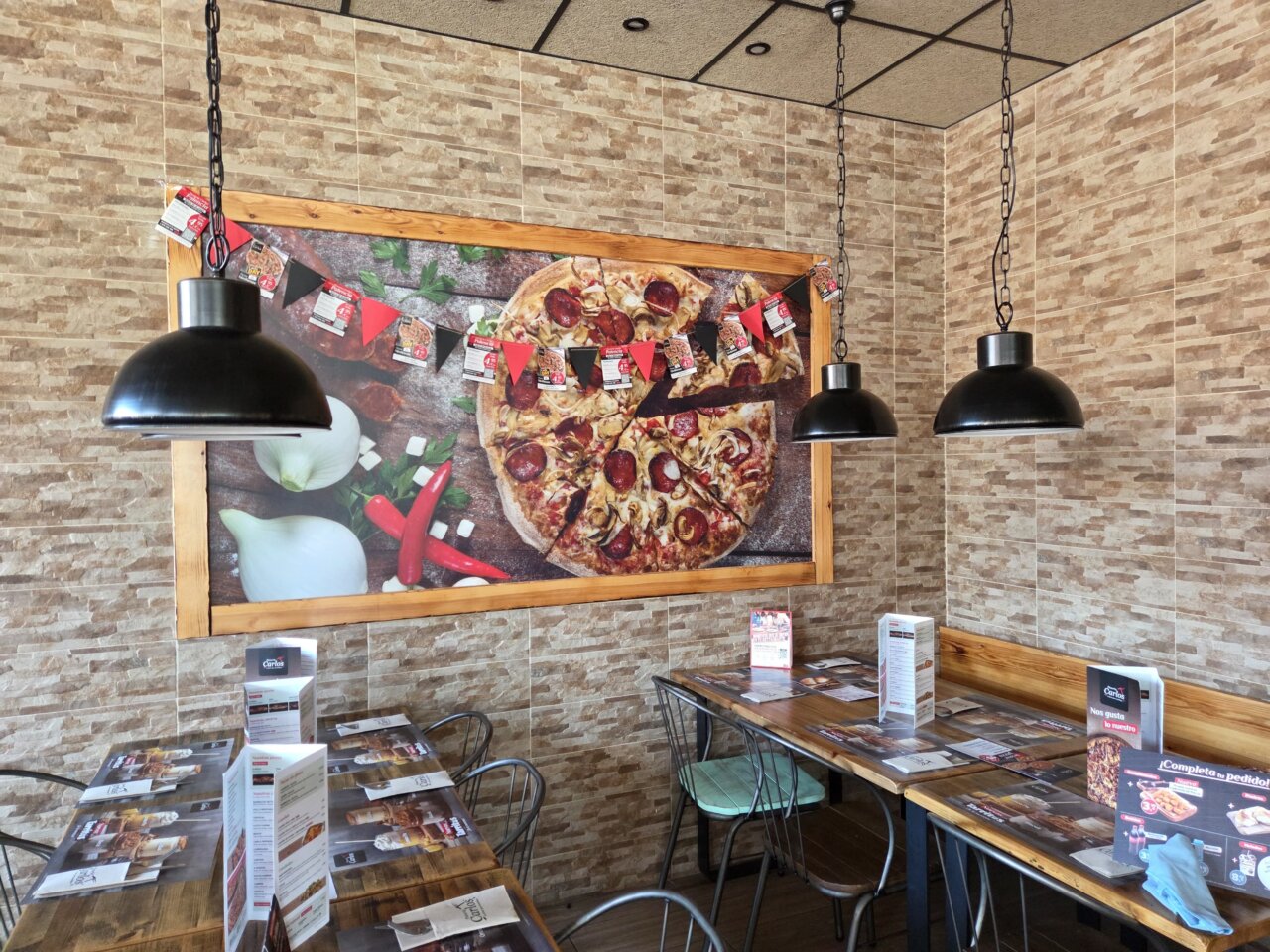Interior de la Pizzería Carlos decorado para su aniversario