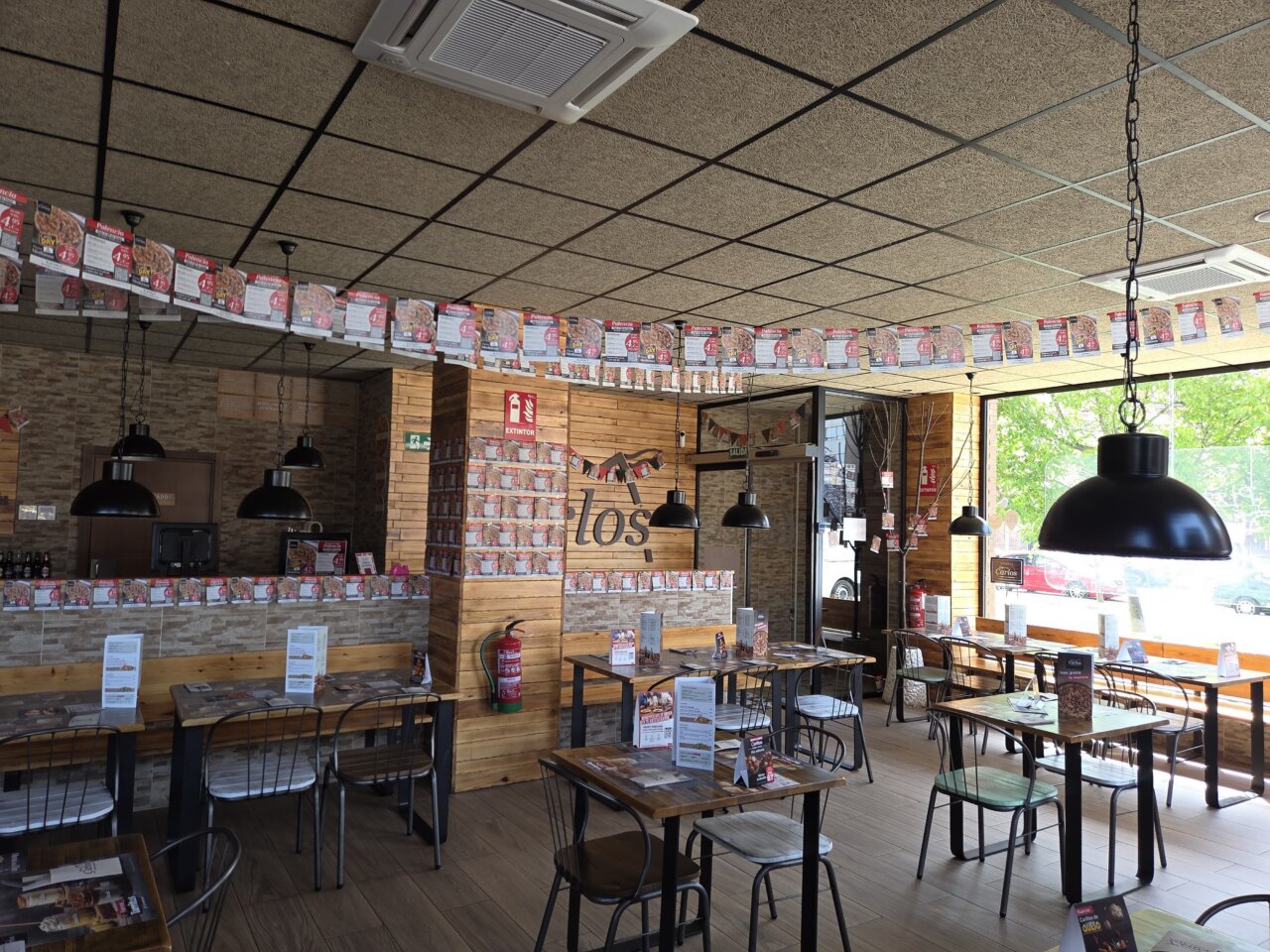 Interior de la Pizzería Carlos decorada para su aniversario