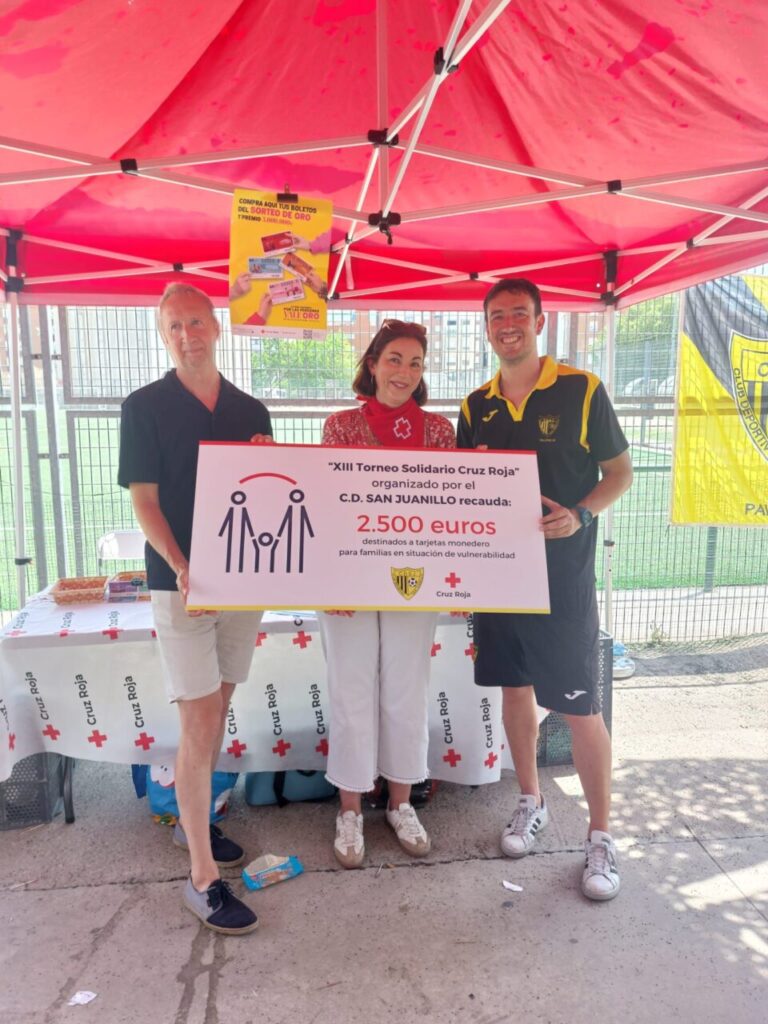 Tres personas sosteniendo un cartel del torneo solidario Cruz Roja