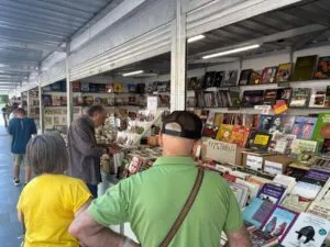 Visitantes explorando libros en la Feria del Libro Antiguo y de Ocasión