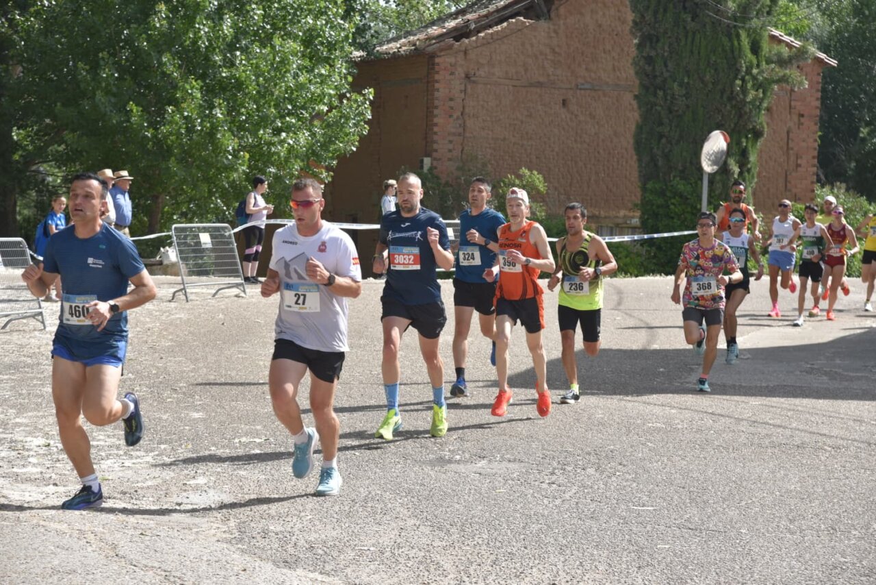 Corredores compitiendo en la Legua de Quintana del Puente