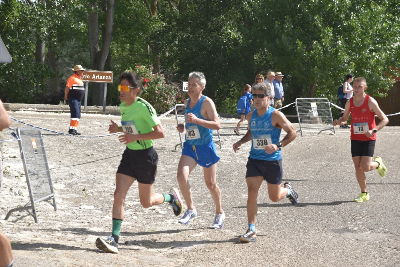 Corredores compitiendo en la Legua de Quintana del Puente.
