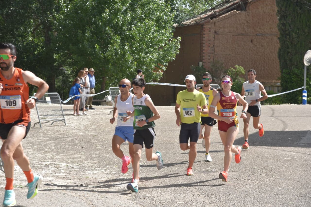 Corredores compitiendo en la Legua de Quintana del Puente