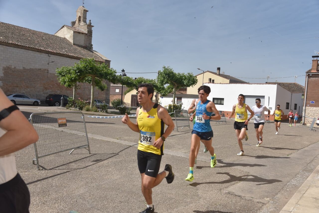 Corredores compitiendo en la Legua de Quintana del Puente.