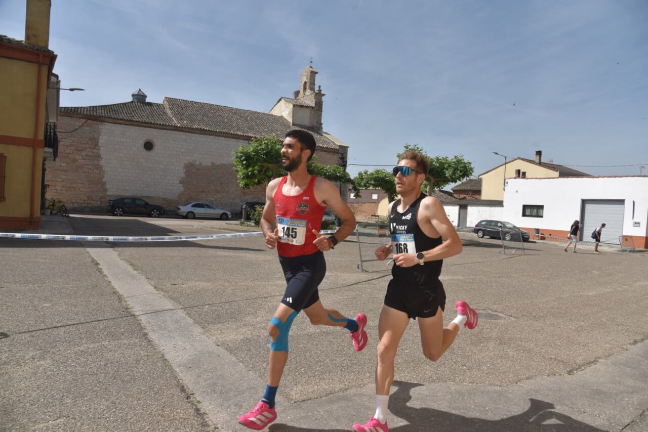 Corredores compitiendo en la Legua de Quintana del Puente