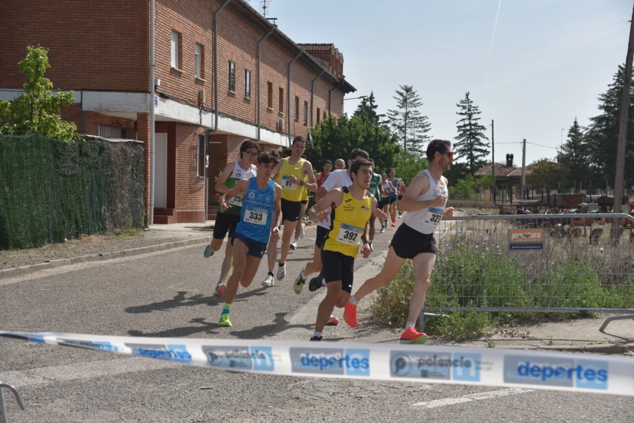 Corredores compitiendo en la Legua de Quintana del Puente