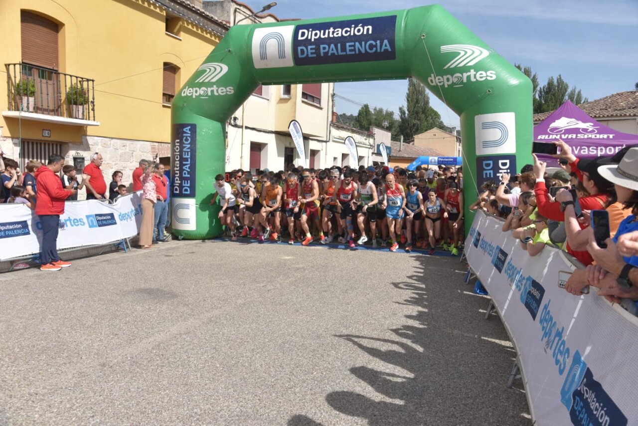 Corredores listos para iniciar la Legua de Quintana en Palencia.