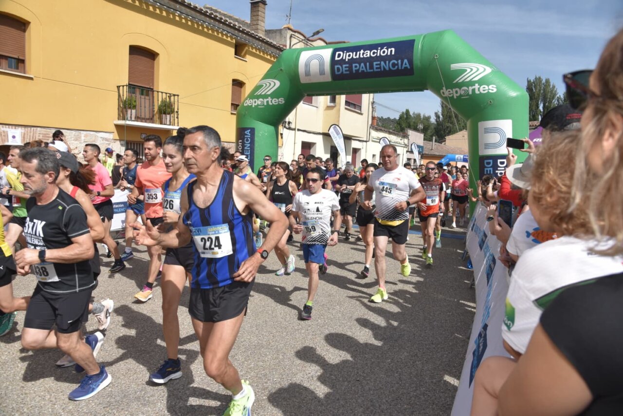 Corredores participando en la Legua de Quintana del Puente.