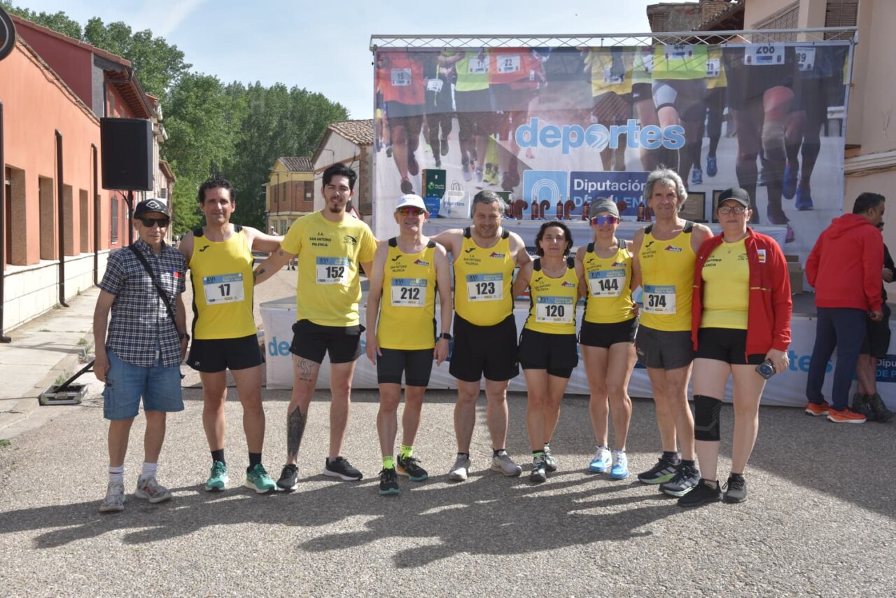 Grupo de corredores en la Legua de Quintana con camisetas amarillas