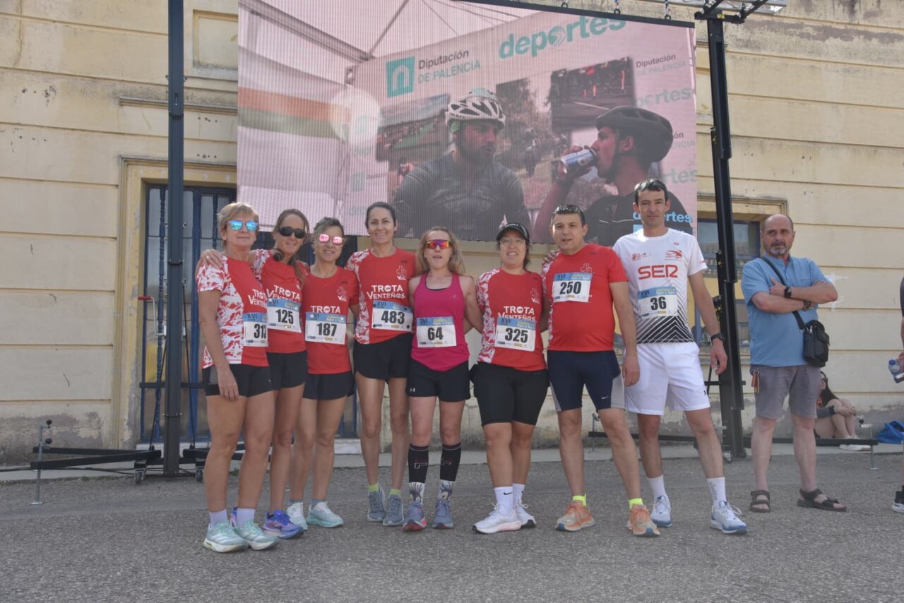 Grupo de corredores en la Legua de Quintana con camisetas de equipo
