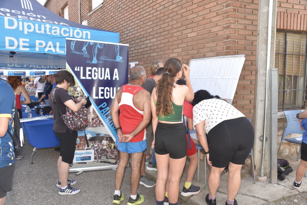Participantes observando resultados en la Legua de Quintana