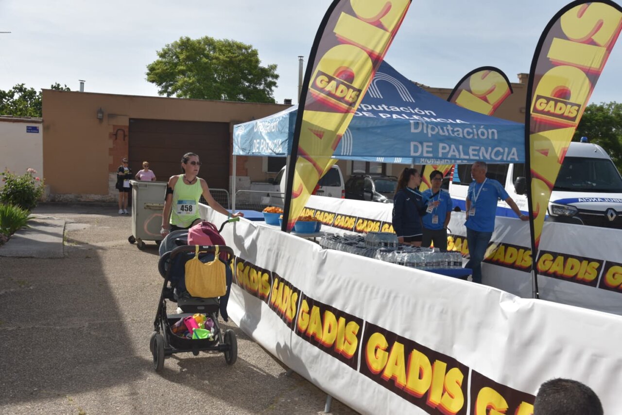 Corredores en la Legua de Quintana con banderas de patrocinadores