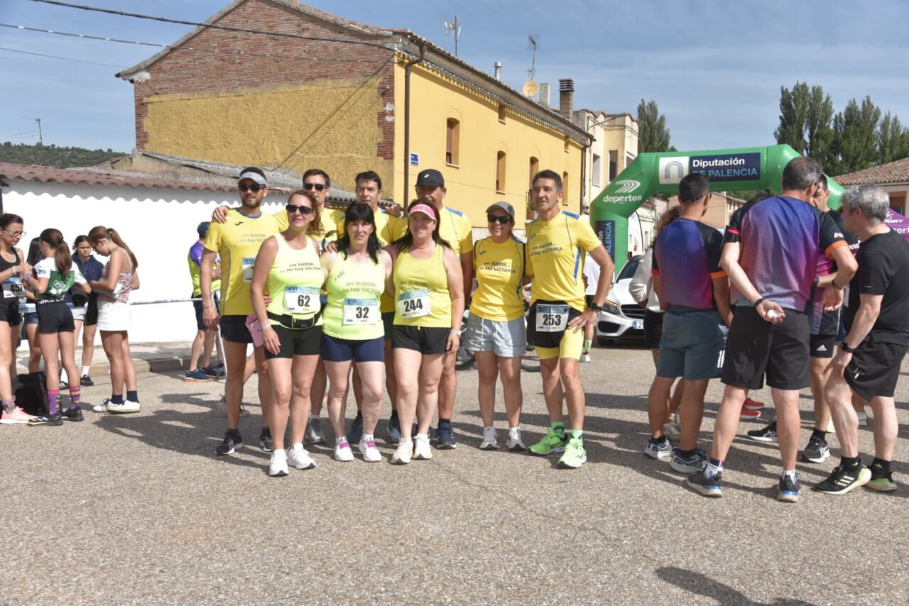 Grupo de corredores en la Legua de Quintana con camisetas amarillas