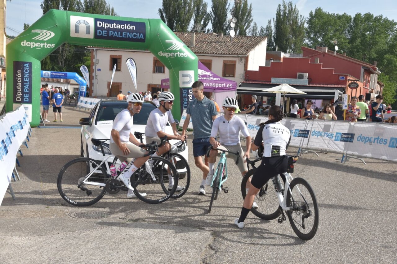 Corredores en la Legua de Quintana con bicicletas y ambiente festivo