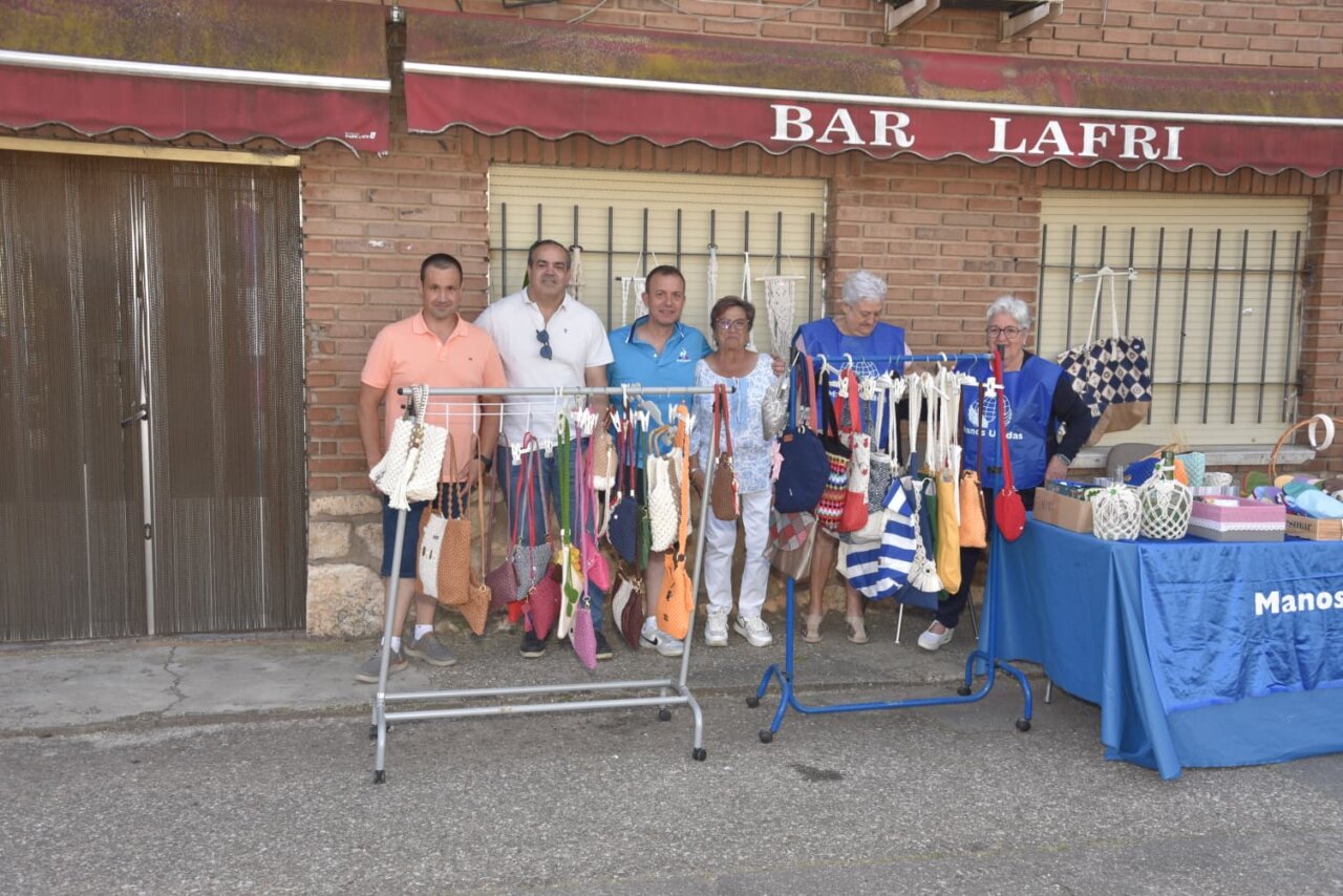Grupo de personas en un evento con productos artesanales en Quintana del Puente.