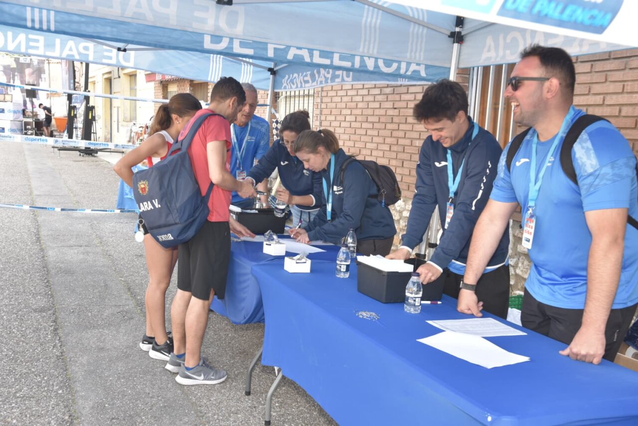 Participantes registrándose en la Legua de Quintana del Puente