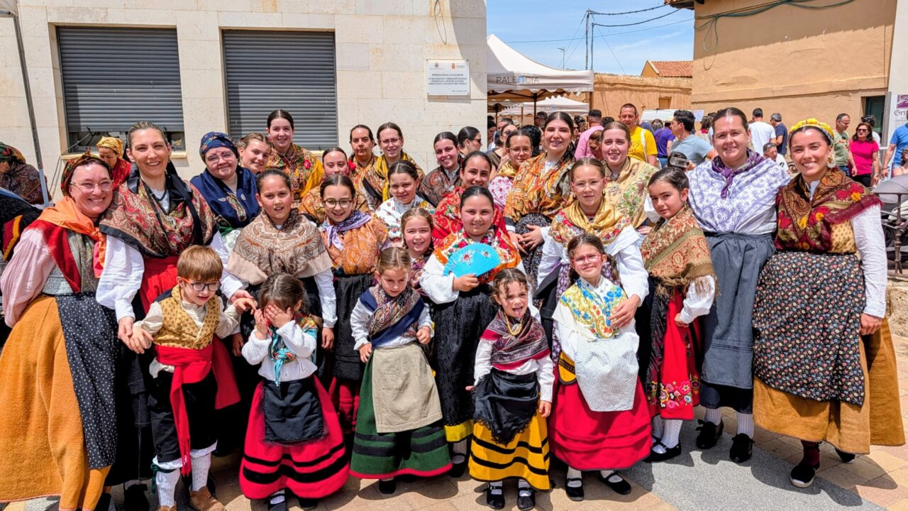 Grupo de personas vestidas con trajes tradicionales en la Feria del Pan en Grijota