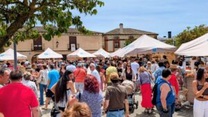 Multitud de personas en la Feria del Pan en Grijota, Palencia