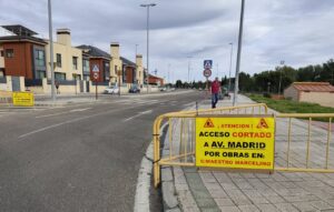 Cartel de acceso cortado a Avenida de Madrid por obras en calle Maestro Marcelino Vaca