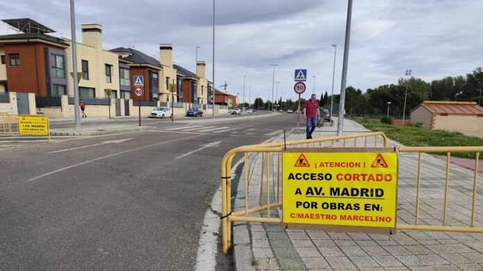Cartel de acceso cortado a Avenida de Madrid por obras en calle Maestro Marcelino Vaca