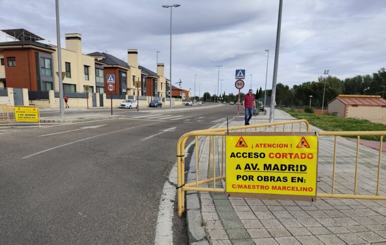 Cartel de acceso cortado a Avenida de Madrid por obras en calle Maestro Marcelino Vaca