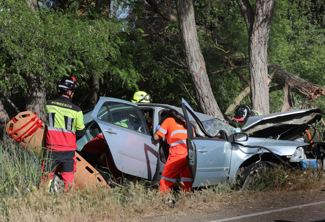 Bomberos ayudando a un varón herido en un accidente de tráfico en Palencia.