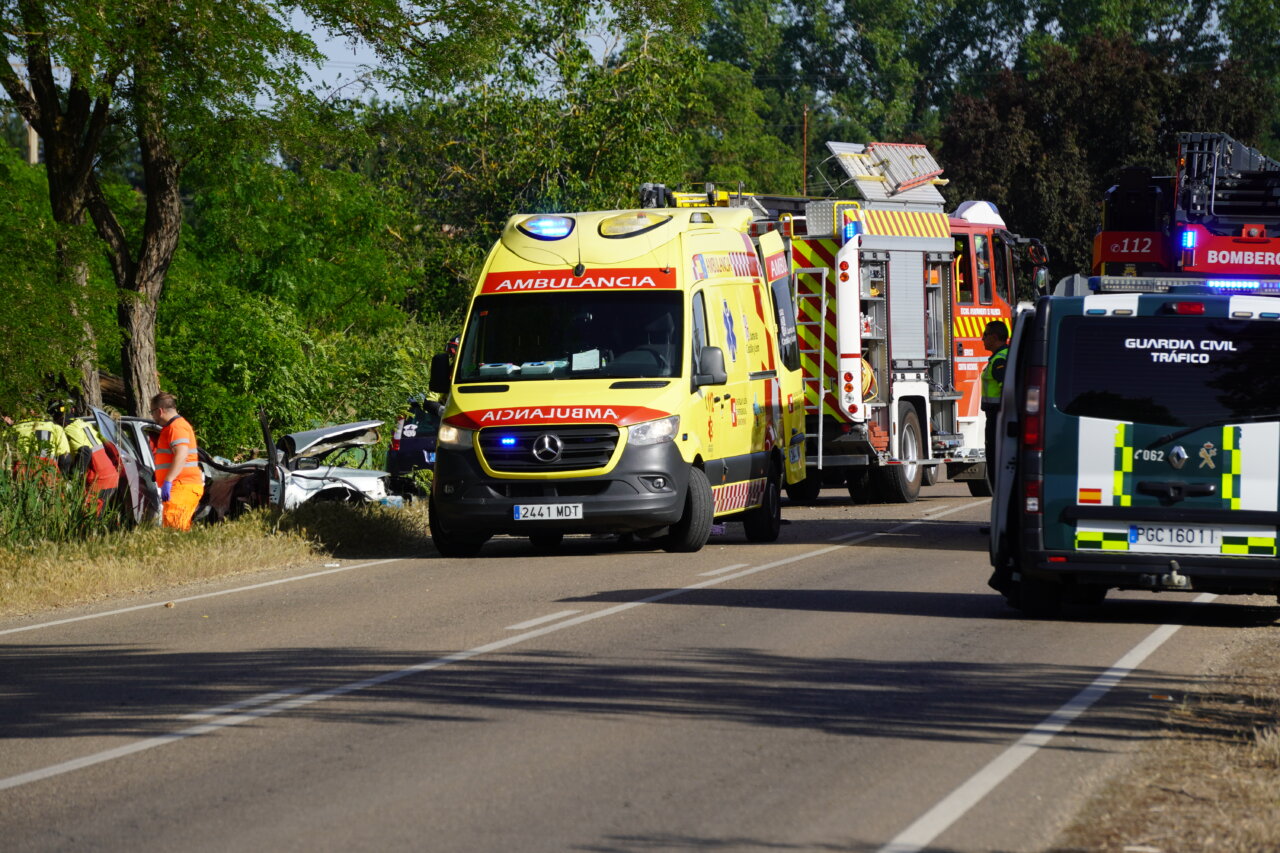 Ambulancia y bomberos en un accidente de tráfico en Palencia