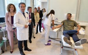 Personas en un centro de hemoterapia durante una actividad de la administración abierta