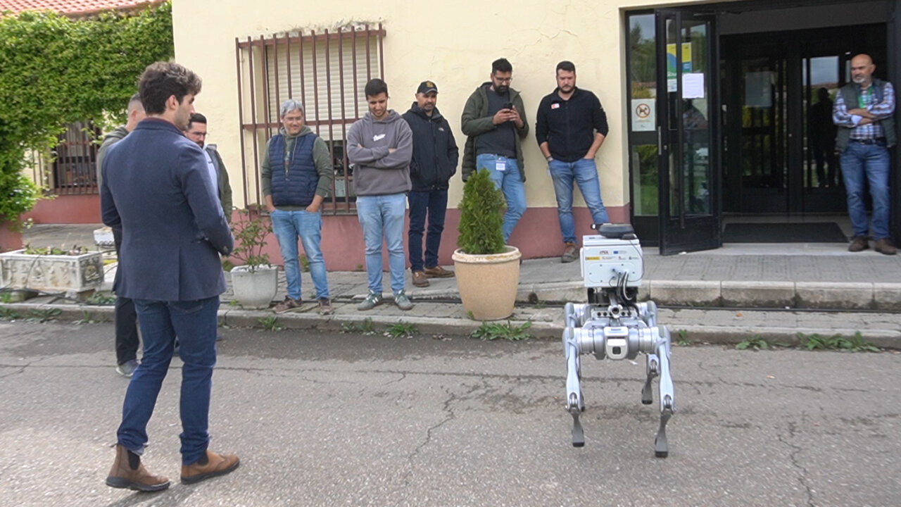 Adrián Salazar presenta un cuadrúpedo agrícola en un evento de robótica.