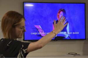 Adriana Bañares presentando poesía junto a danza en Palencia