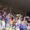 Aficionados animando en un partido de baloncesto con bufandas