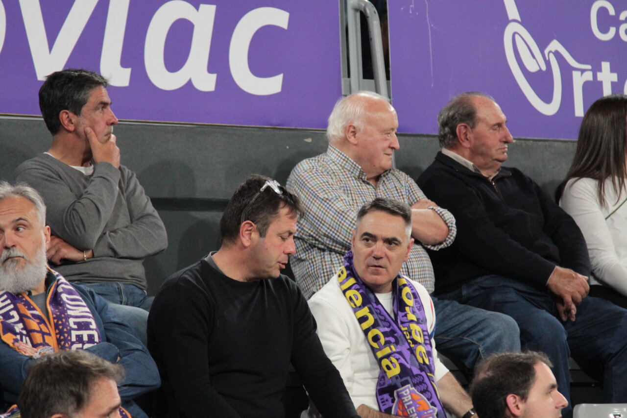 Aficionados del Súper Agropal Palencia en un partido de baloncesto