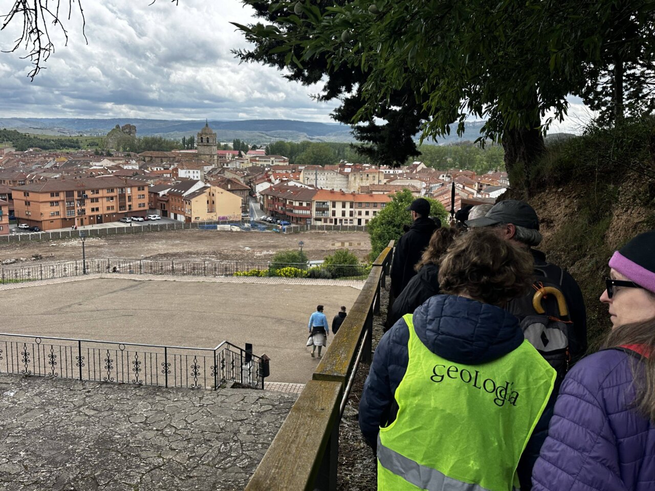 Vista de Aguilar de Campoo durante el Geolodía 2026 con participantes