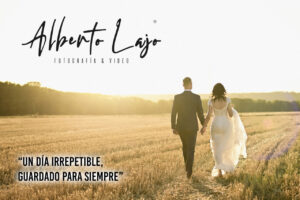 Pareja de novios caminando por un campo al atardecer