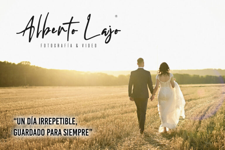 Pareja de novios caminando por un campo al atardecer