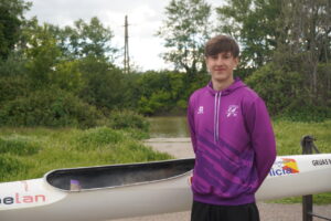 Joven palentino Álvaro Salvador junto a su kayak en un entorno natural