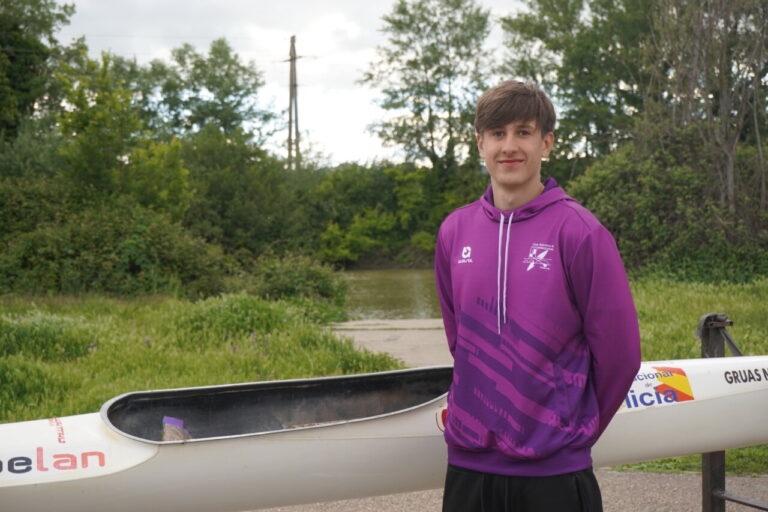 Joven palentino Álvaro Salvador junto a su kayak en un entorno natural
