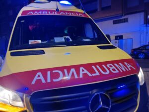 Ambulancia de emergencias en Saldaña con luces encendidas