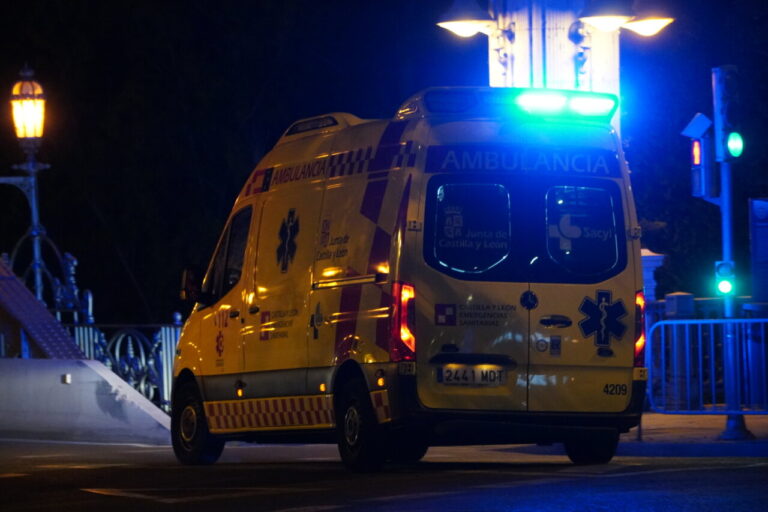 Ambulancia de emergencias en la noche en Palencia con luces encendidas