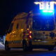 Ambulancia de emergencias en la noche en Palencia con luces encendidas