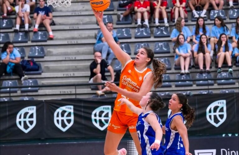 Amelia Alonso lanzando a canasta en el Campeonato de España de baloncesto