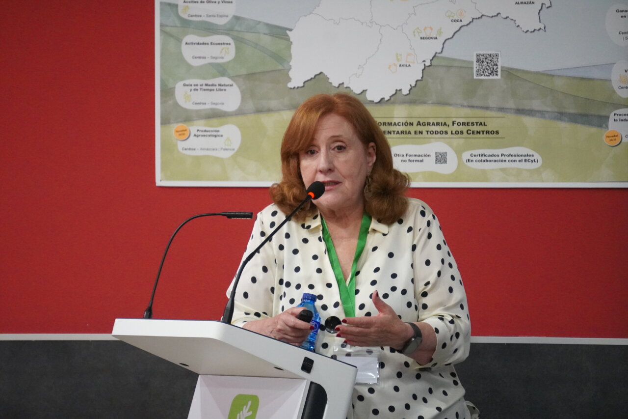Ángela Ribeiro hablando en el Foro Nacional sobre robótica agrícola.