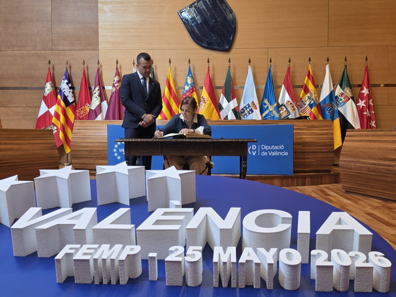 Ángeles Armisén firmando en la Comisión de Diputaciones en Valencia