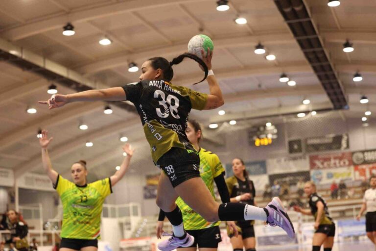 Ania Ramos lanzando el balón durante un partido de balonmano