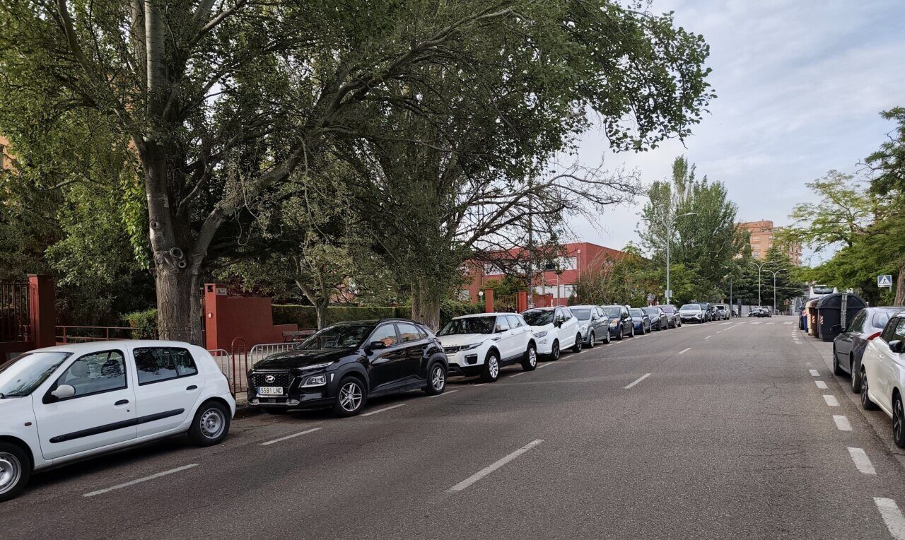 Aparcamiento en la Avenida Ponce de León cerca del Hospital Río Carrión