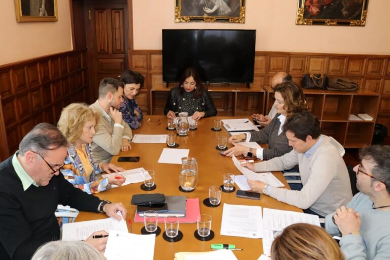 Reunión del Ayuntamiento de Palencia sobre el servicio de ayuda a domicilio.