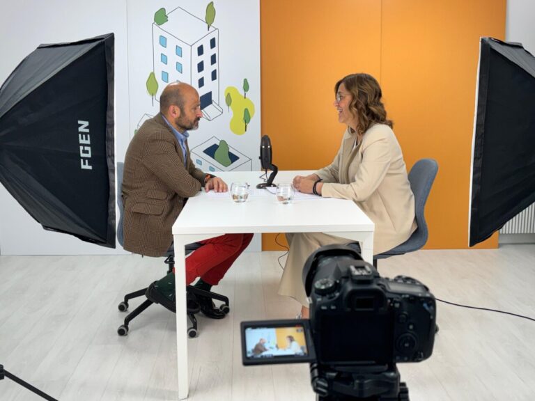 Reunión sobre innovación territorial en Bilbao con dos personas en una mesa